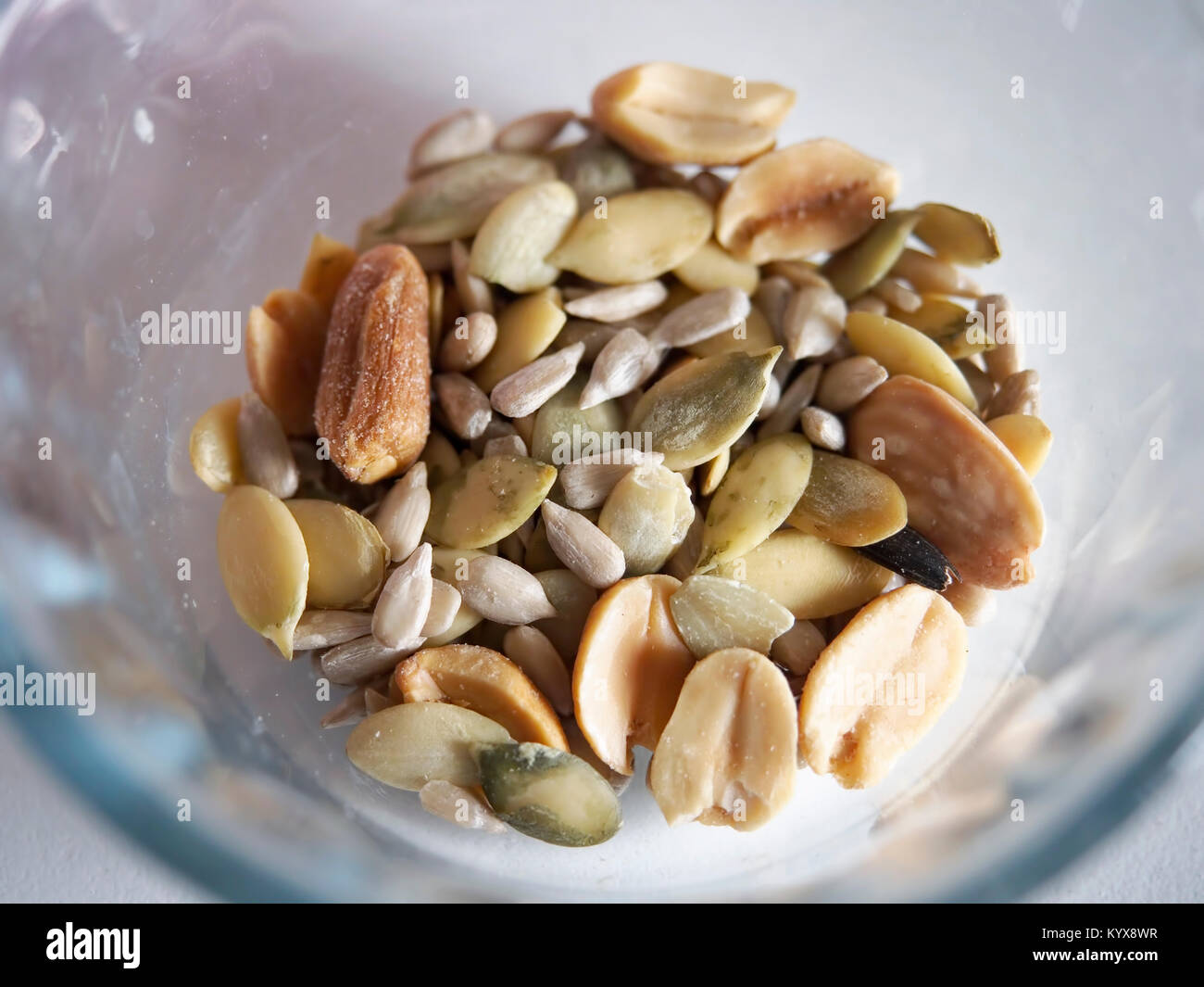 Il cibo. Ciotola con un mix di semi da agricoltura biologica Foto Stock