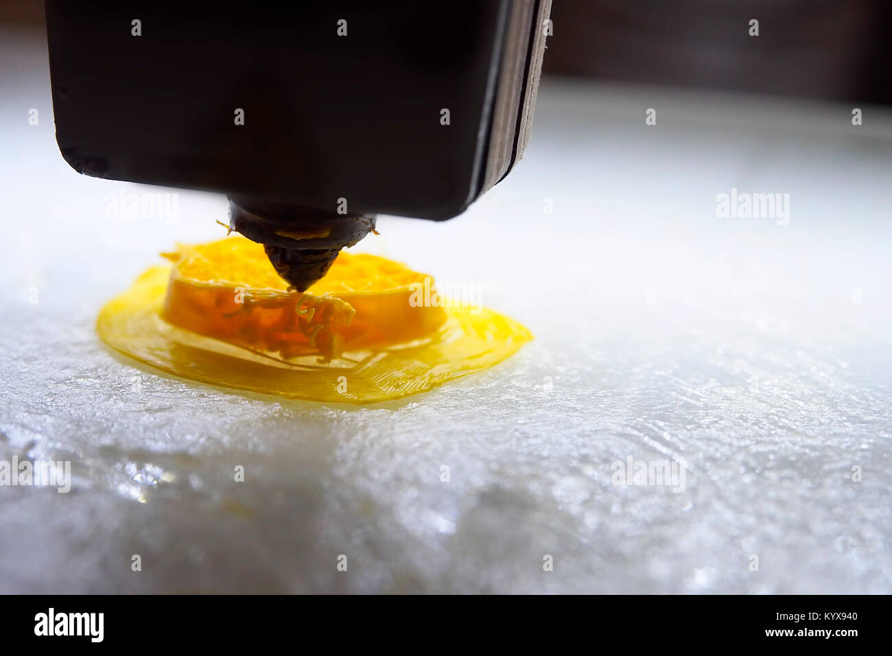 Capo di una moderna stampante 3D in azione in una dimostrazione pubblica. Foto Stock Capo di una moderna stampante 3D in azione in una dimostrazione pubblica. Foto Stock