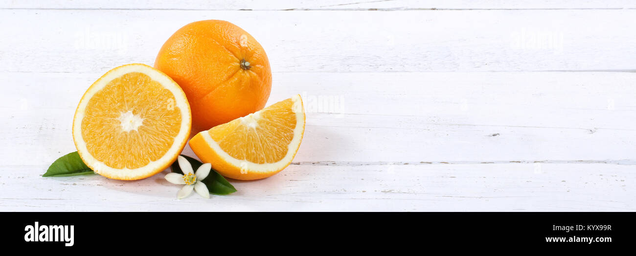 Orange arance frutta frutti copyspace banner su una tavola di legno legno Foto Stock