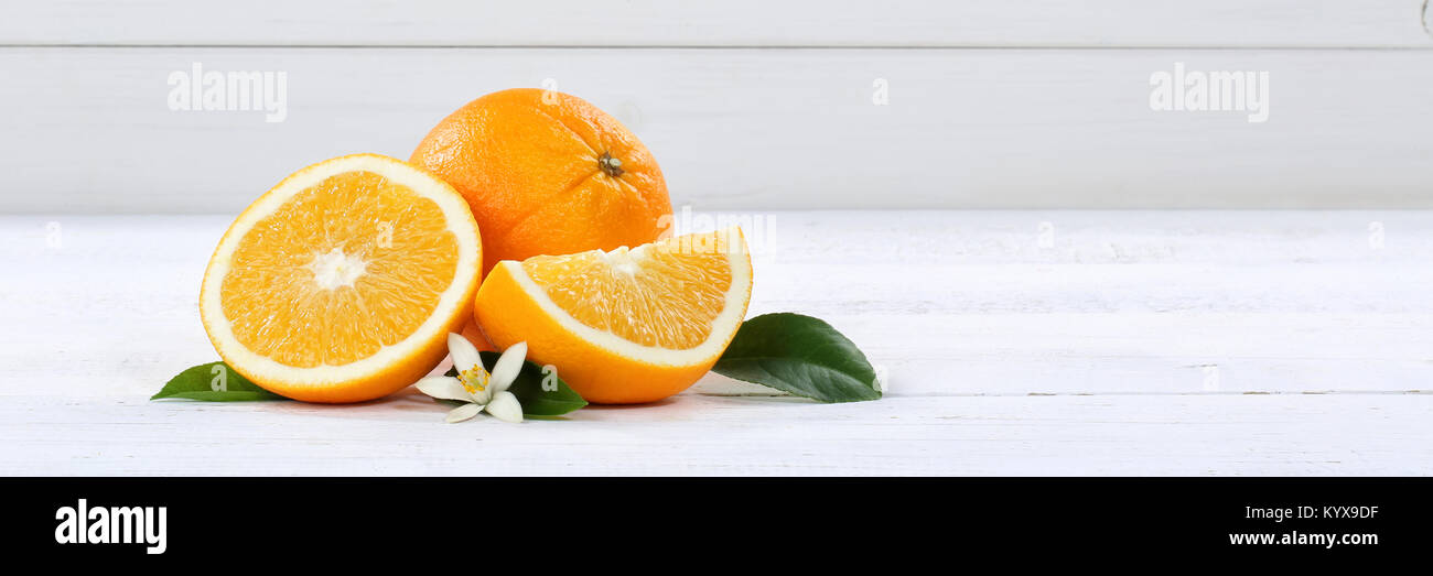 Arance fresche arance frutta frutti copyspace banner su una tavola di legno legno Foto Stock