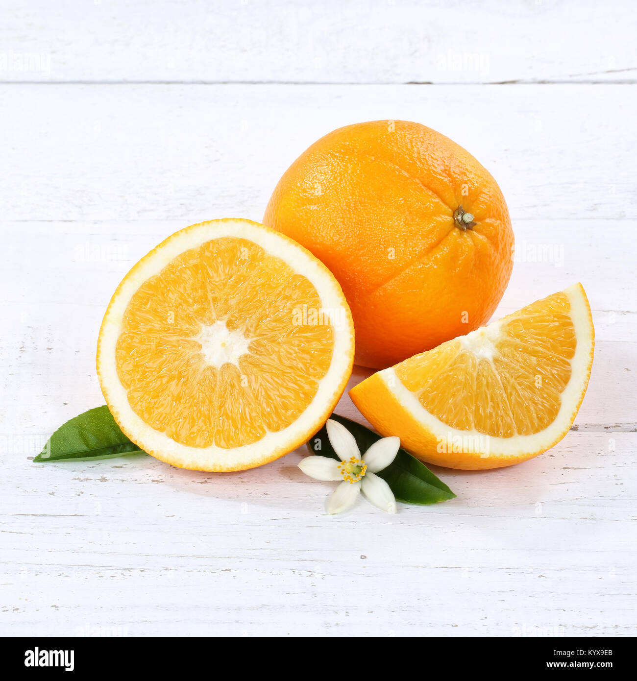 Orange arance frutta frutto quadrato su una tavola di legno legno Foto Stock