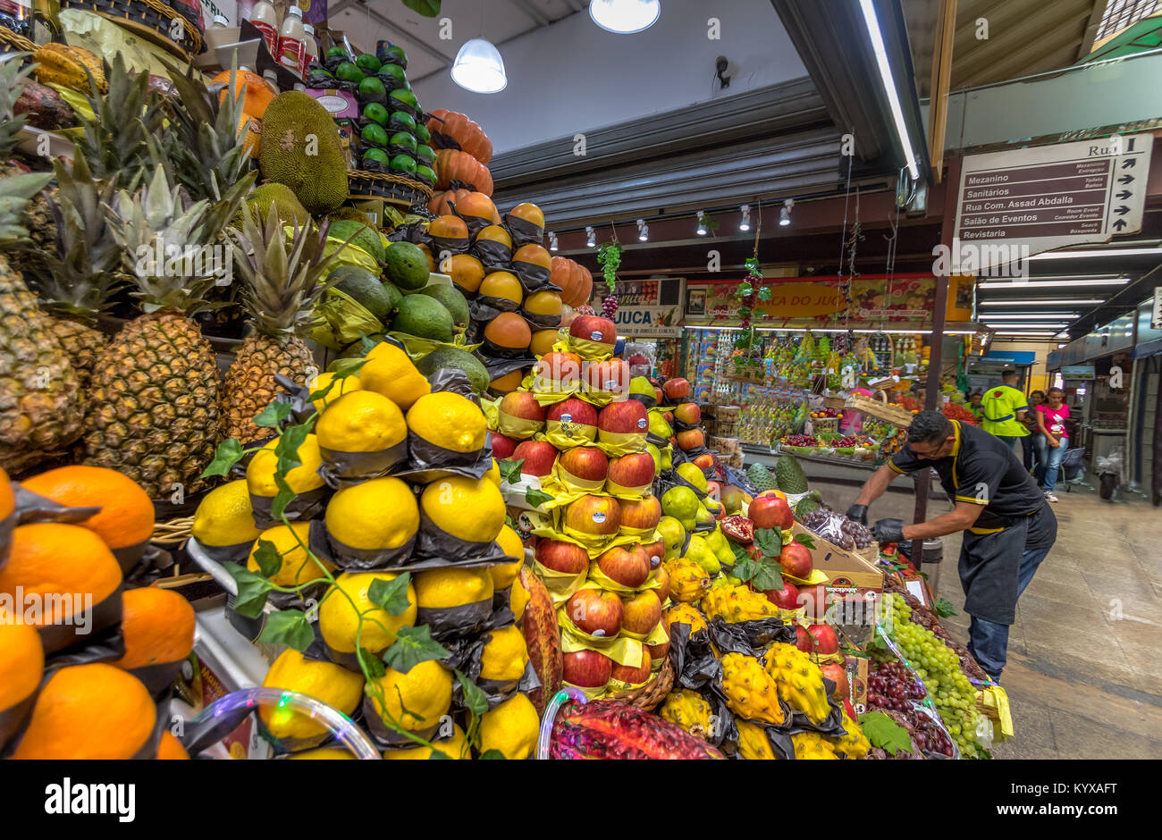 Frutti nel mercato comunale (Mercado Municipal) nel centro di Sao Paulo - Sao Paulo, Brasile Foto Stock