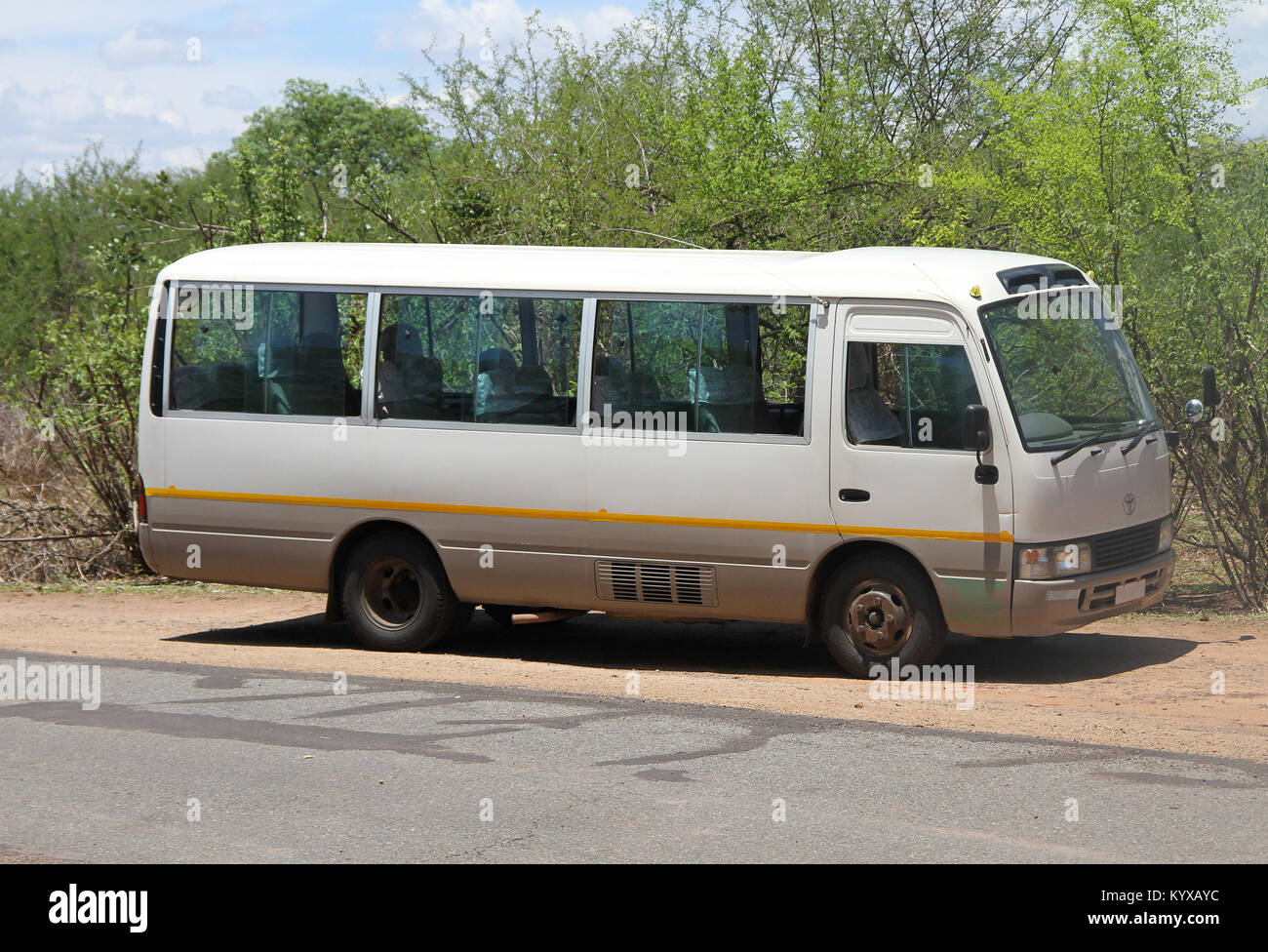 Toyota minibus parcheggiati sul lato di una strada, Victoria Falls riserva privata, Zimbabwe. Foto Stock