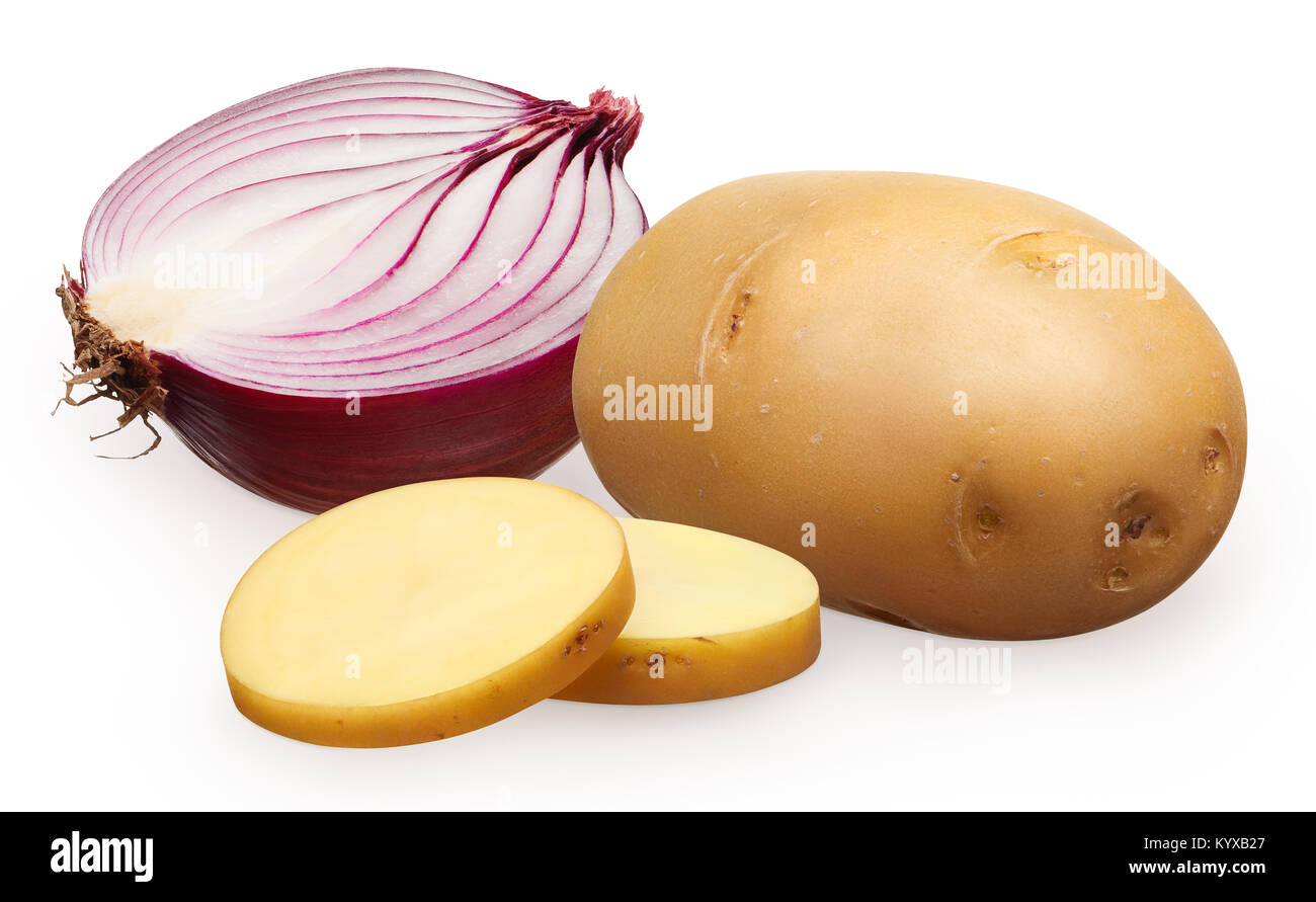 Intero fresco con la buccia di patate con due pezzi tritato e semi di cipolla rossa isolato su sfondo bianco Foto Stock