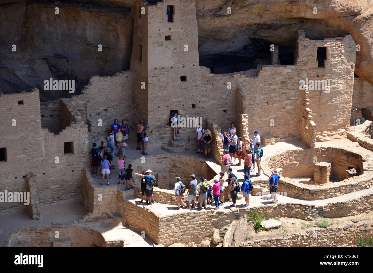 I turisti alla cliff dwellings Mesa Verde National Park colorado USA Foto Stock