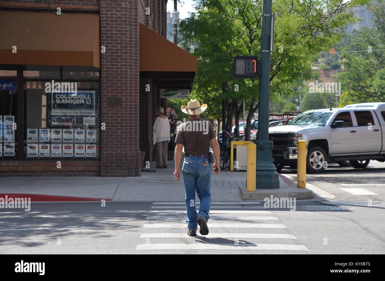 Un cowboy incrocio viale principale di Durango in Colorado USA Foto Stock