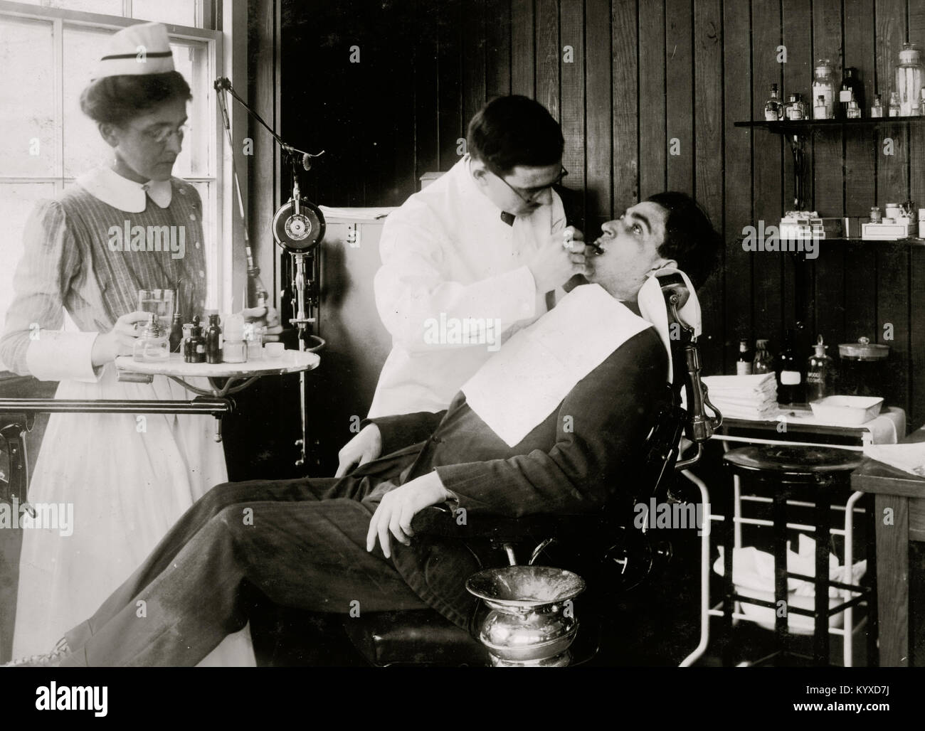 Un lavoro dentario in ospedale. Il cofano Rubber Co., Cambridge Foto Stock