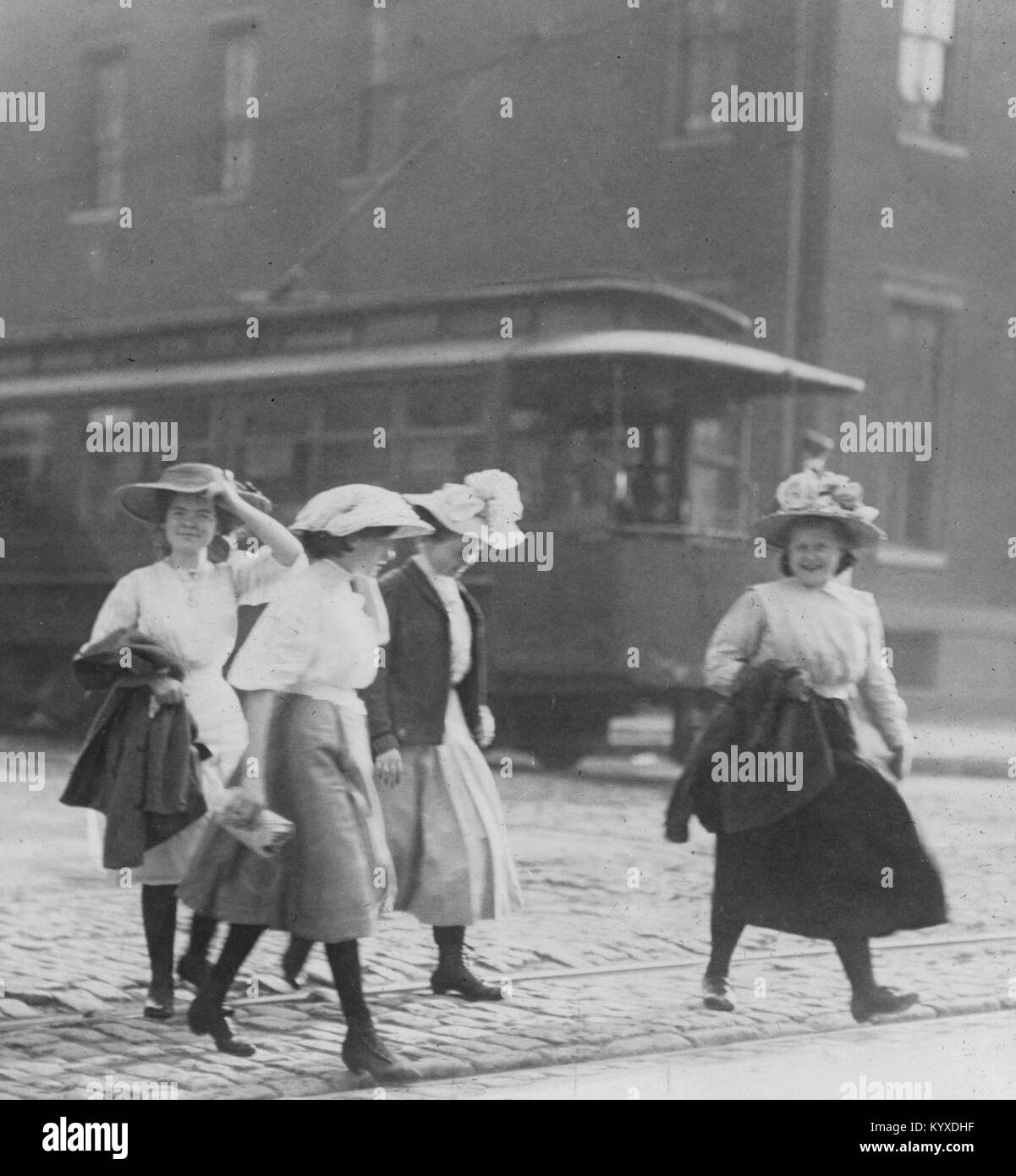 Le ragazze di andare a casa dal marrone la fabbrica di scarpe (Washington & 18 th Sts.) alla chiusura del giorno Foto Stock