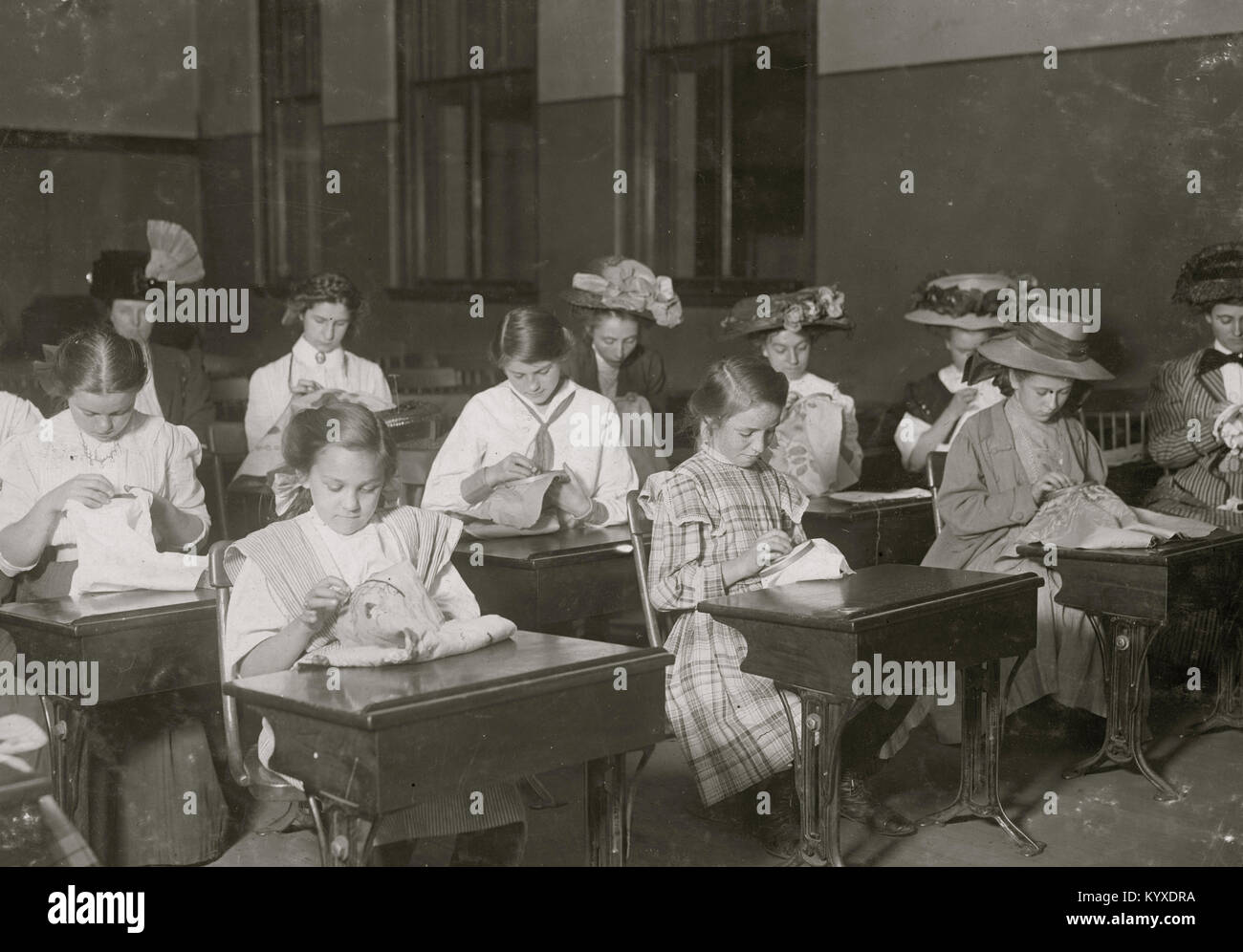 Imparare a ricamare in Libera Scuola serale Foto Stock