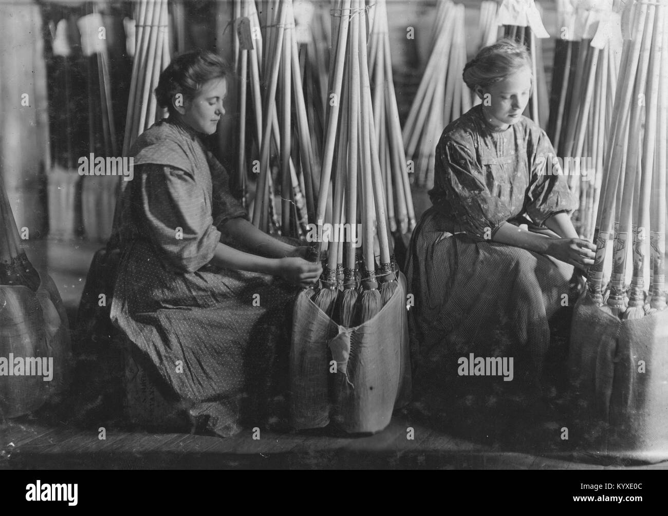Le ragazze in sala imballaggio. S. W. Brown Mfg. Co. Fabbricazione di scopa Foto Stock
