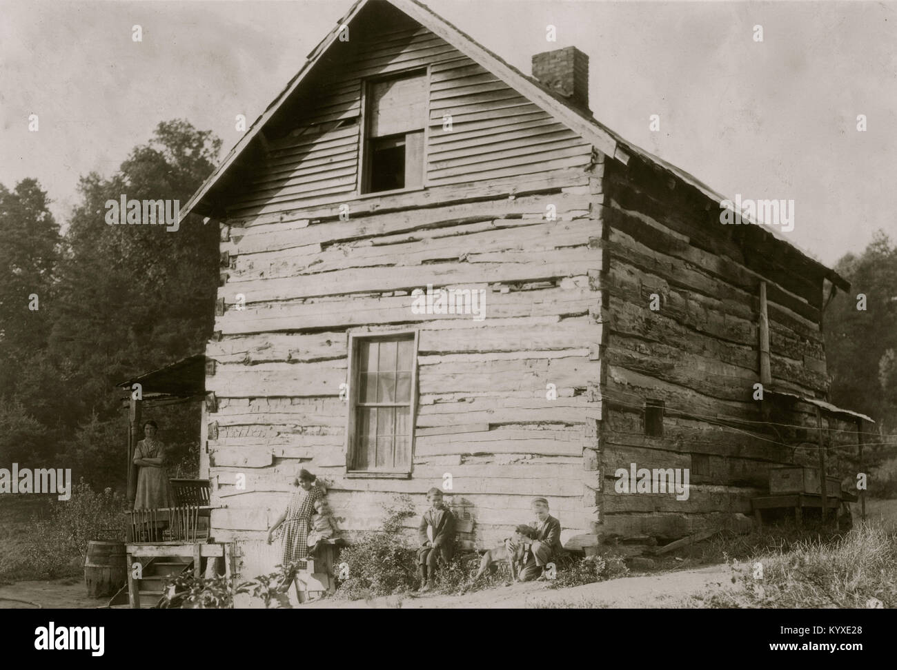Old Log Cabin, la casa di Wm. Mullens e famiglia, - vicino a Charleston, W. Va. Foto Stock