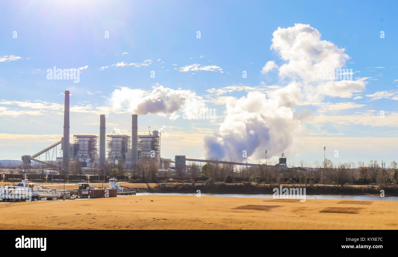 Per la produzione di energia elettrica a carbone impianto su una fredda mattina con vapore e fumo - piccola marina sull'ingresso in primo piano Foto Stock