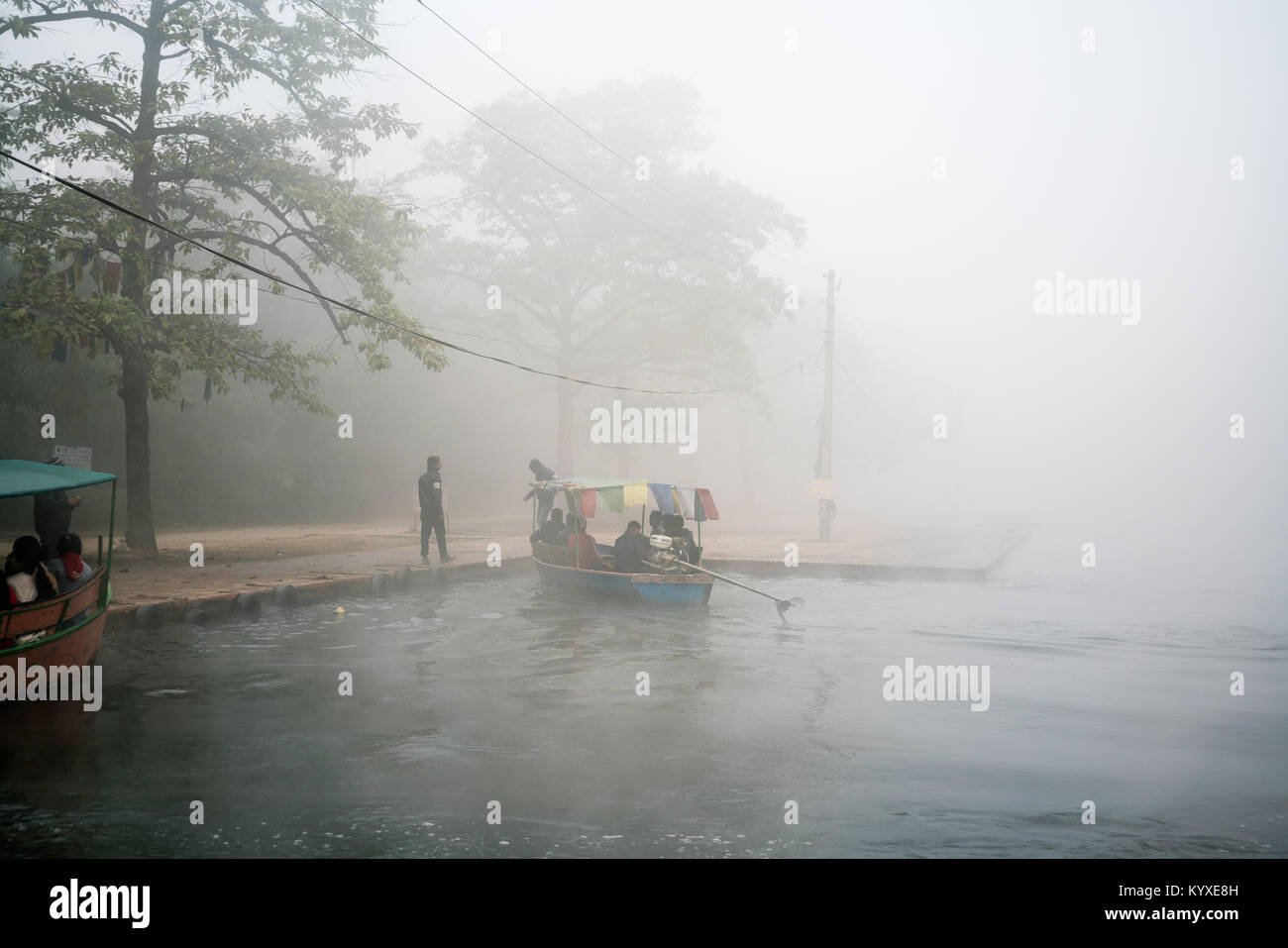 Barca sul canal nella nebbia, Lumbini, Nepal, asia Foto Stock