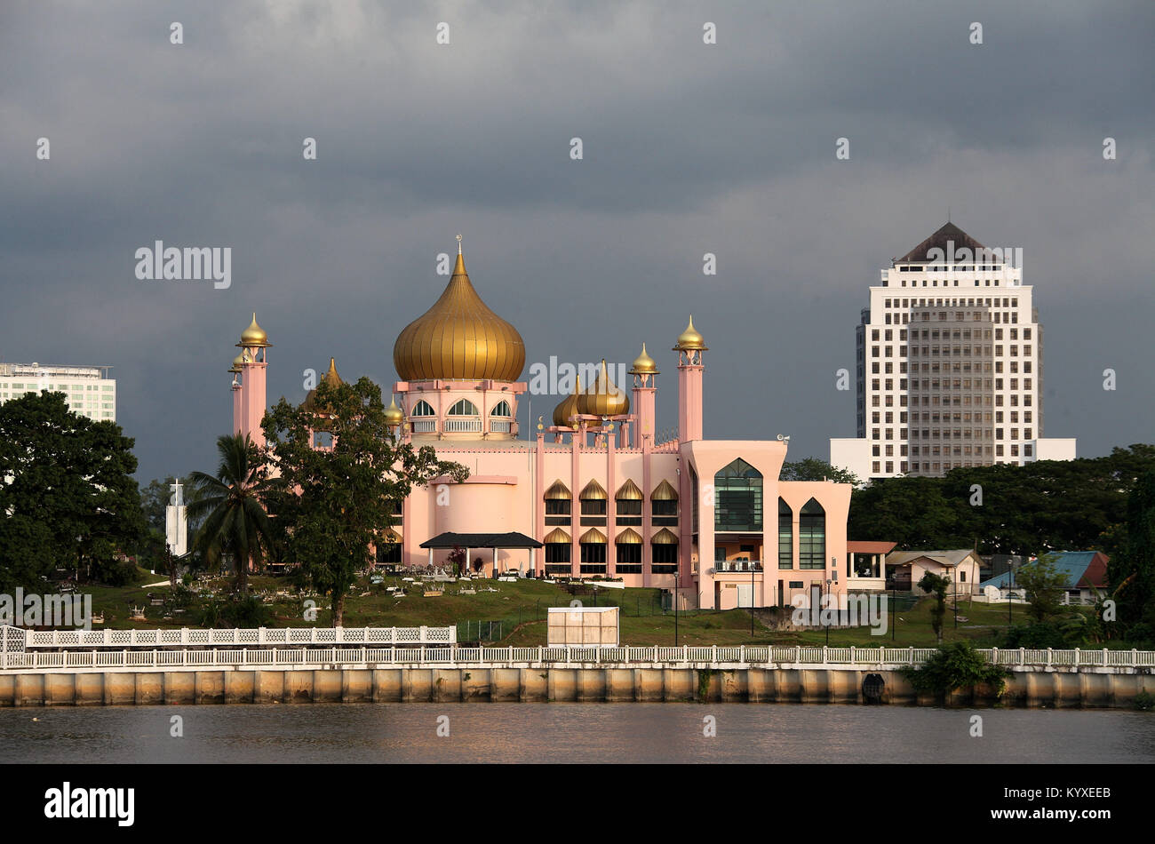 La moschea di Kuching dal fiume Sarawak Foto Stock