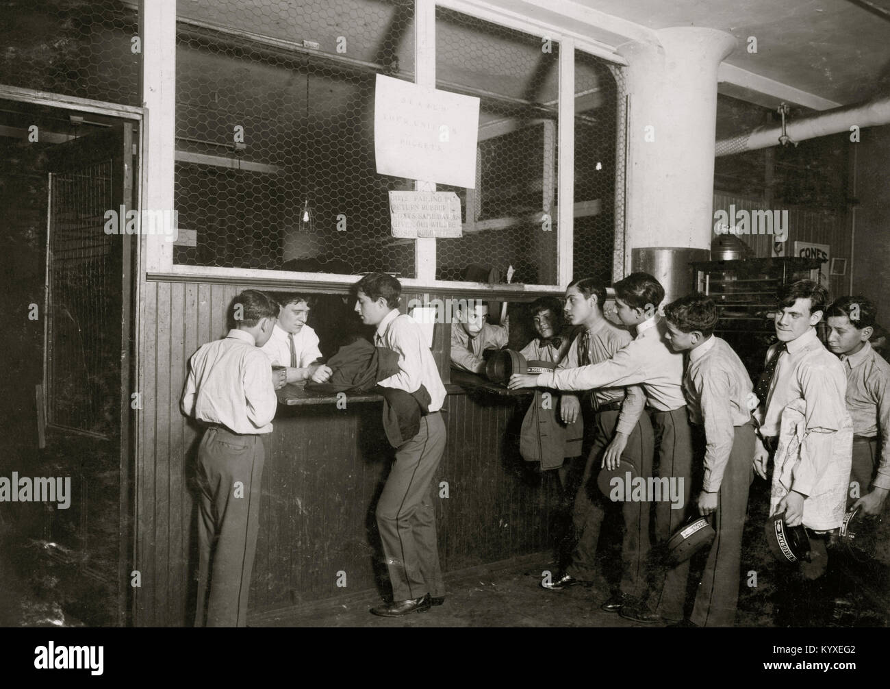 Messaggeri presso la sede principale, postale Telegraph Co., 283 Broadway, girando in loro divise in chiusura della giornata. I ragazzi sono attentamente sorvegliate e vestiti sono ben tenute. Foto Stock