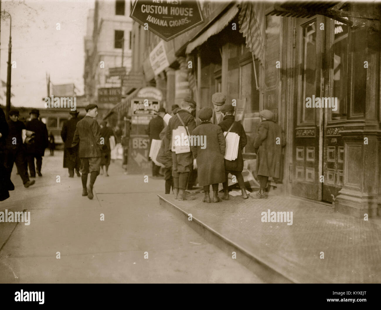 Alcuni di Newark del piccolo newsboys. Pomeriggio. Foto Stock Alcuni di Newark del piccolo newsboys. Pomeriggio. Foto Stock
