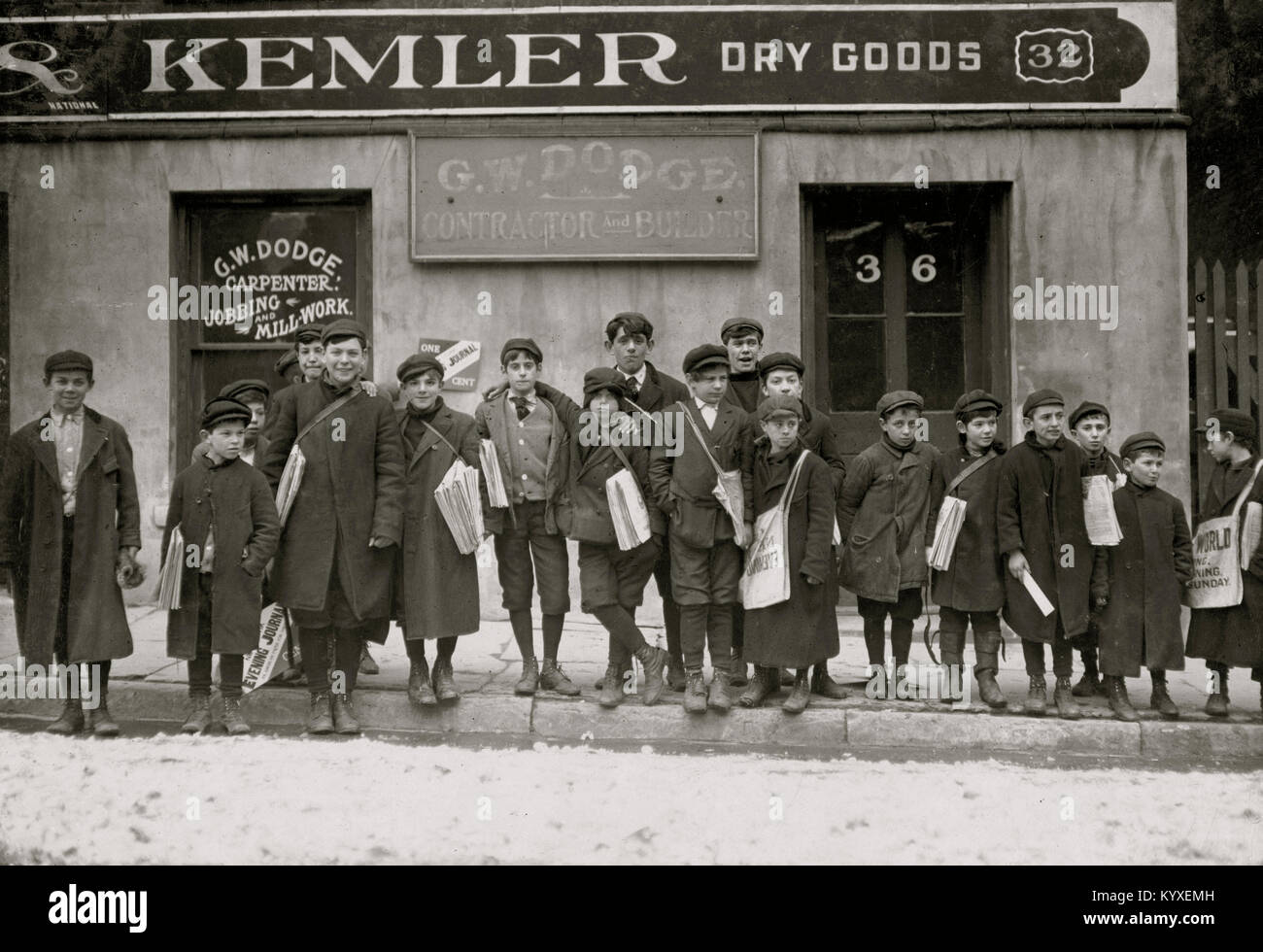Domenica a mezzogiorno. Alcuni dei newsboys tornando domenica carte. Nella parte anteriore di merci secche Store e Carpenter Shop Foto Stock Domenica a mezzogiorno. Alcuni dei newsboys tornando domenica carte. Nella parte anteriore di merci secche Store e Carpenter Shop Foto Stock
