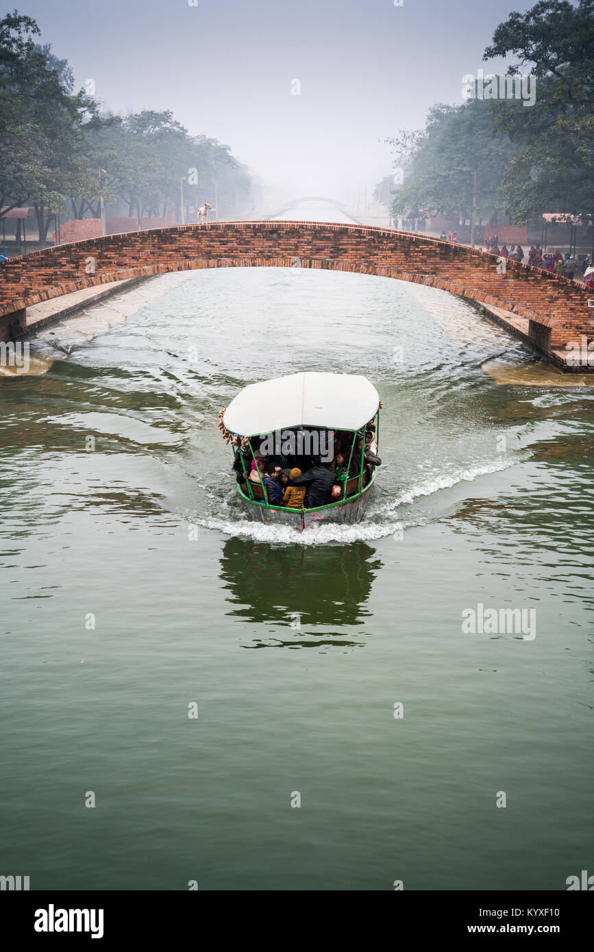 Barca sul canal nella nebbia, Lumbini, Nepal, asia Foto Stock