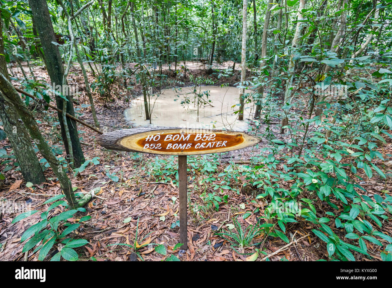 B52 al cratere di una bomba nella simbolica di Cu Chi rete di tunnel, nascosto Viet Cong gallerie, una delle principali attrazioni turistiche, a Saigon (Ho Chi Minh City), il sud del Vietnam Foto Stock