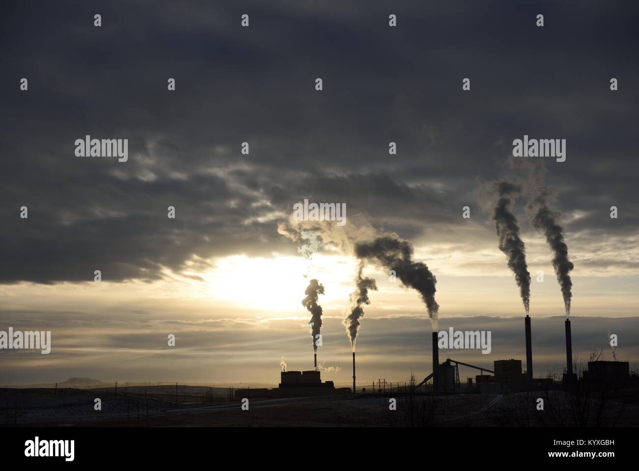 Aumento delle emissioni dal fumo di pile di un industriale impianto alimentato a carbone al tramonto vicino a Gillette, Wyoming USA Foto Stock