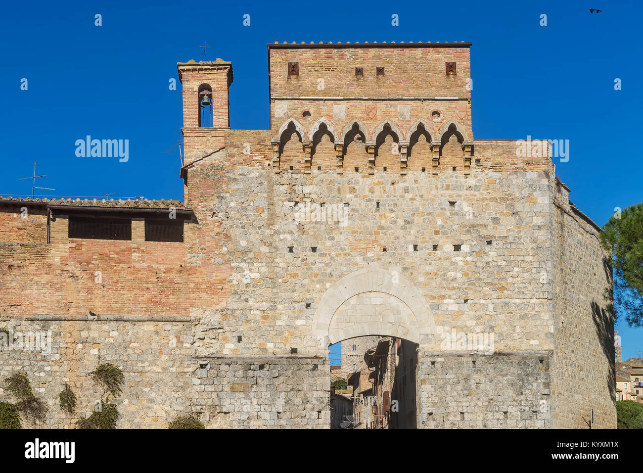 Porta San Giovanni, cancello di ingresso al centro storico di San Gimignano, Siena, Toscana, Italia Foto Stock