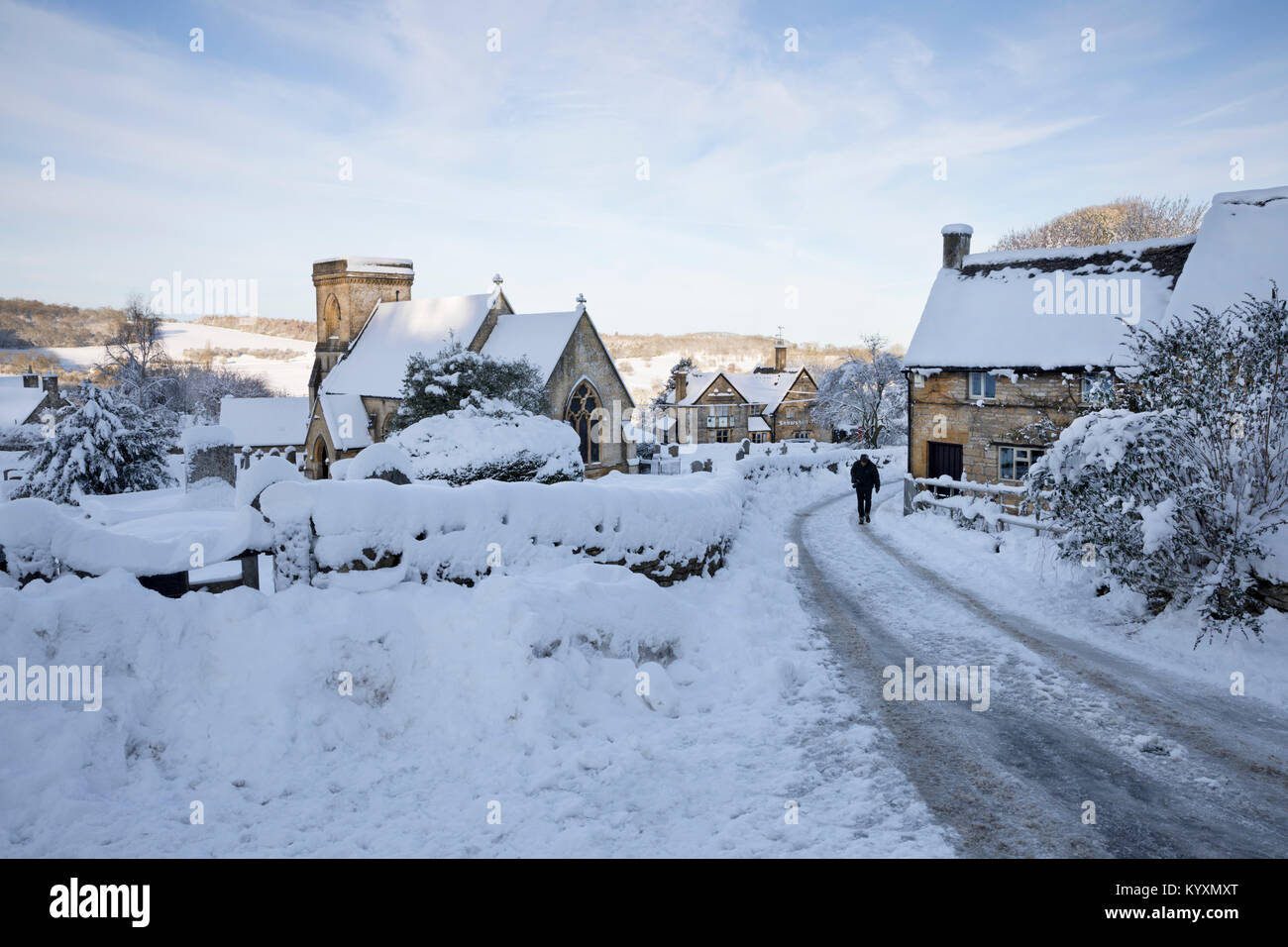 San Barnaba Chiesa e villaggio Costwold in inverno la neve, Snowshill, Cotswolds, Gloucestershire, England, Regno Unito, Europa Foto Stock