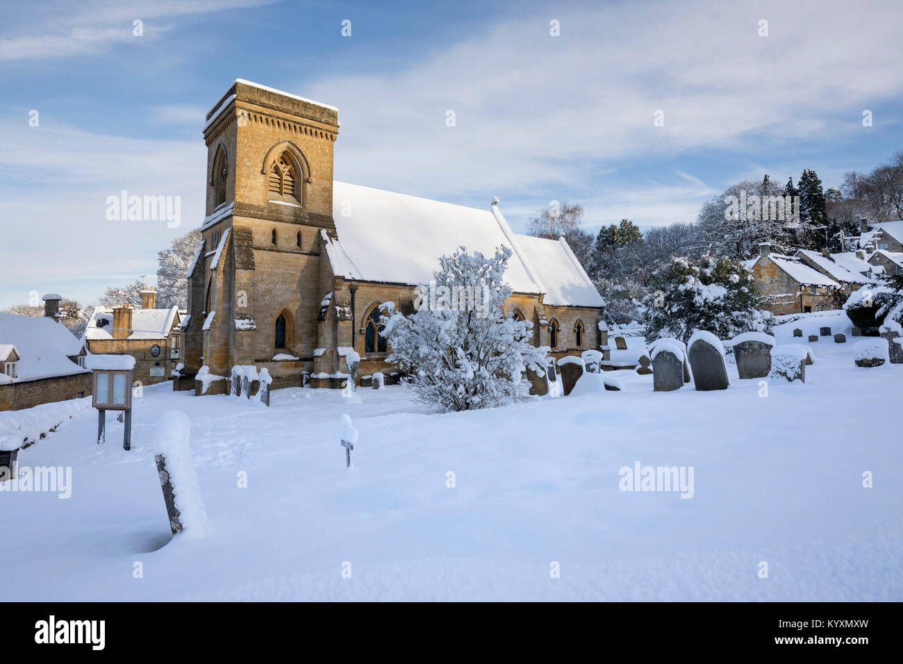 San Barnaba chiesa in inverno la neve, Snowshill, Cotswolds, Gloucestershire, England, Regno Unito, Europa Foto Stock