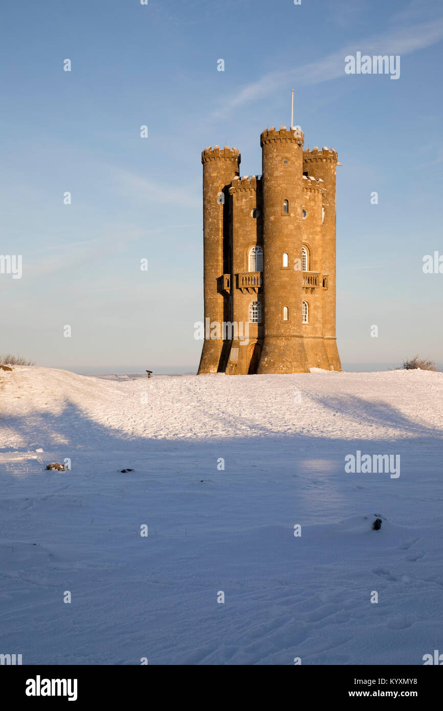 Torre di Broadway in inverno la neve, Broadway, il Costwolds, Worcestershire, England, Regno Unito, Europa Foto Stock
