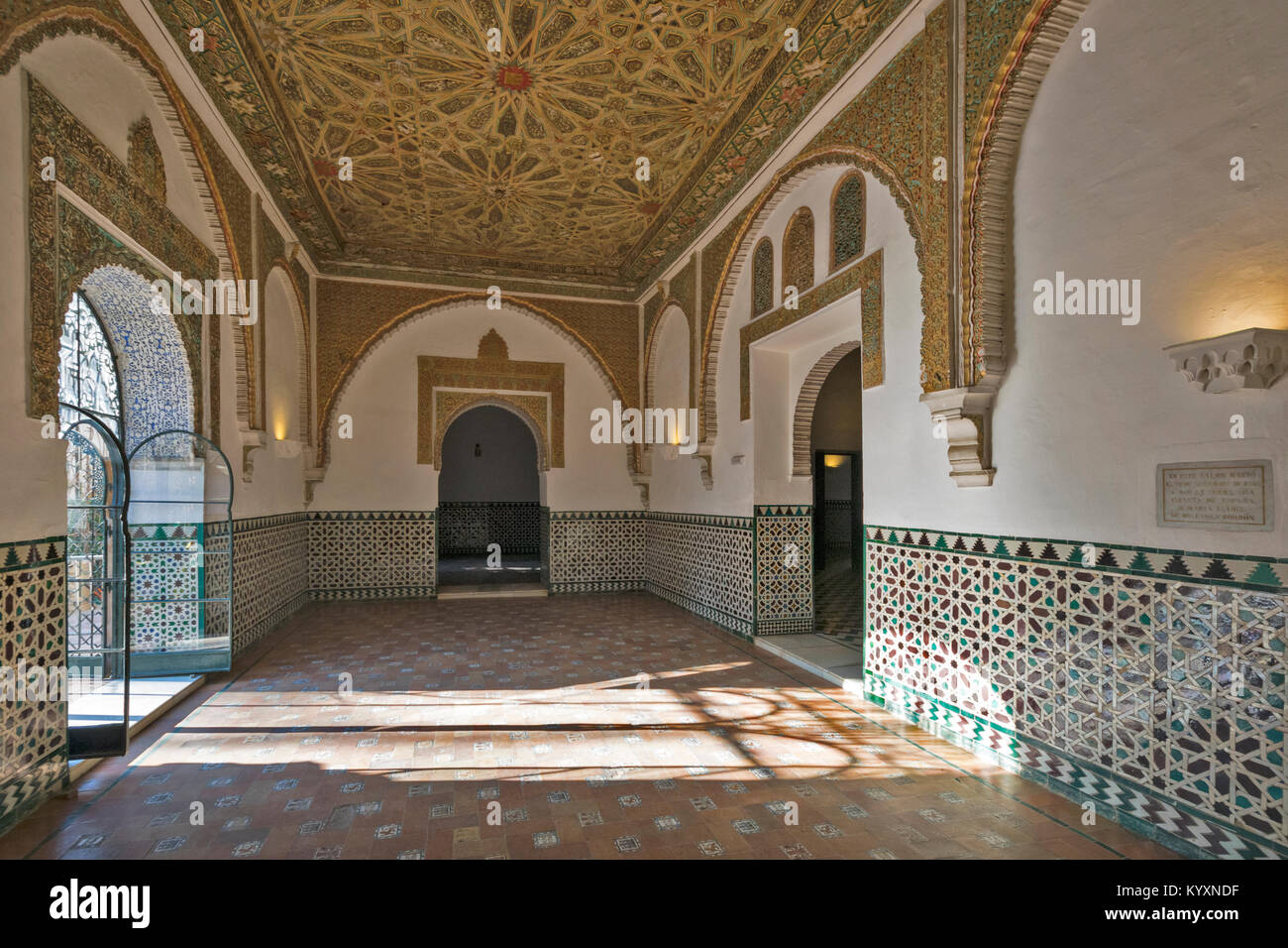 ALCAZAR siviglia spagna luce del sole su arte islamica in pareti in piastrelle e soffitti decorati in una stanza del palazzo Foto Stock