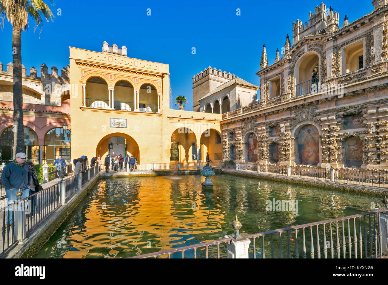 ALCAZAR siviglia spagna i giardini formali del pool di mercurio e i visitatori o turisti Foto Stock