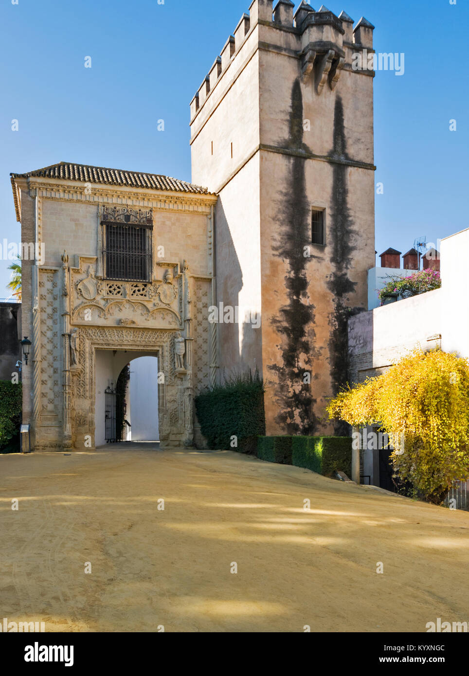 ALCAZAR siviglia spagna i giardini formali TOWER E arco che conduce ai giardini e ristorante caffetteria zona Foto Stock