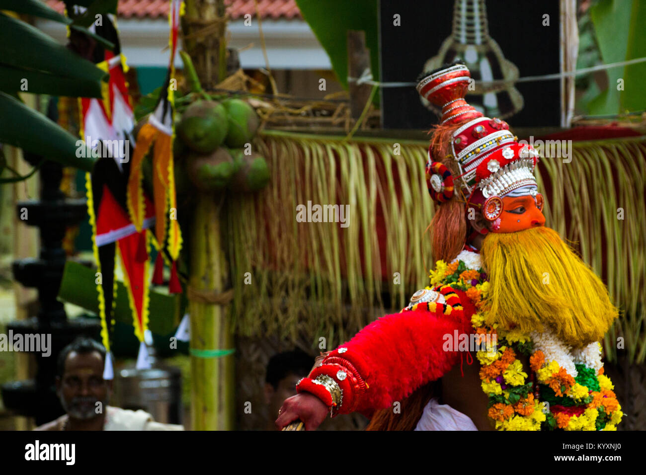 Danza rituale eseguita in un tempio indù Foto Stock