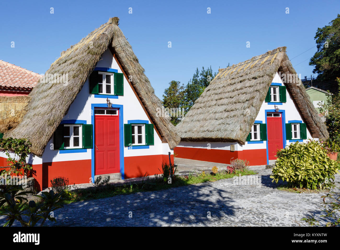 Tradizionali case triangolare (palheiros) a Santana, di Madera Foto Stock