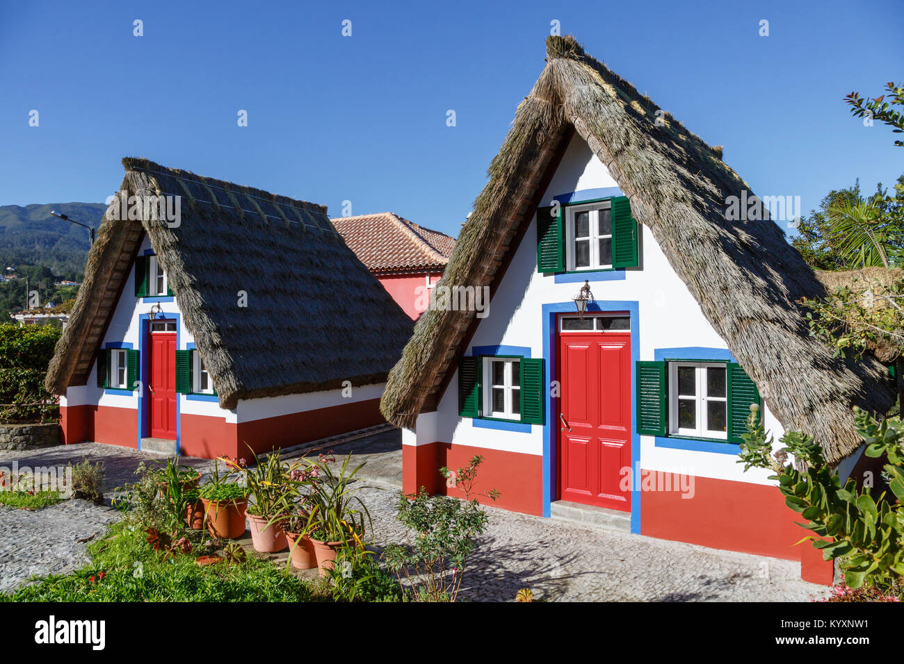 Tradizionali case triangolare (palheiros) a Santana, di Madera Foto Stock