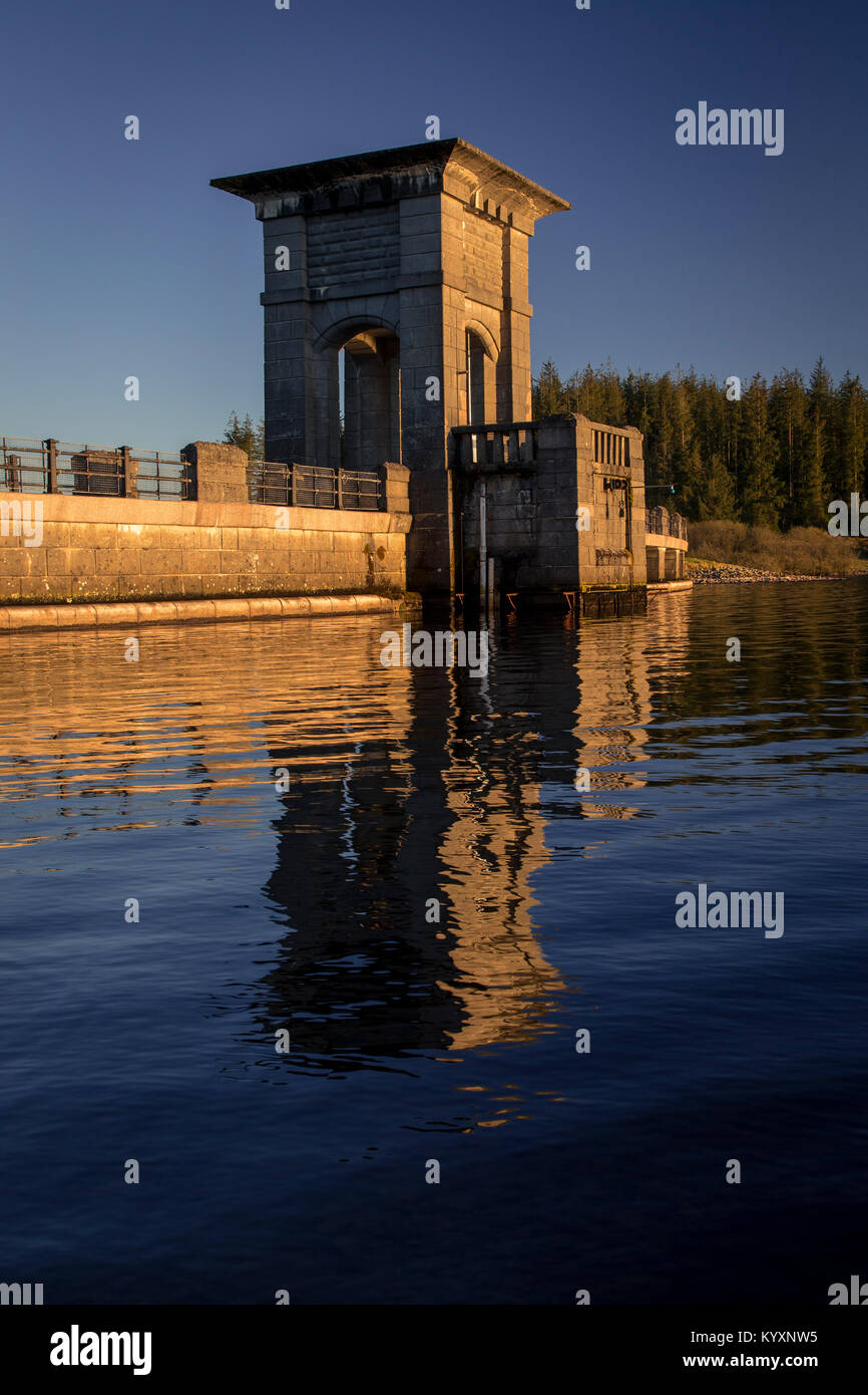La diga di Alwen serbatoio , il Galles del Nord, con la riflessione Foto Stock