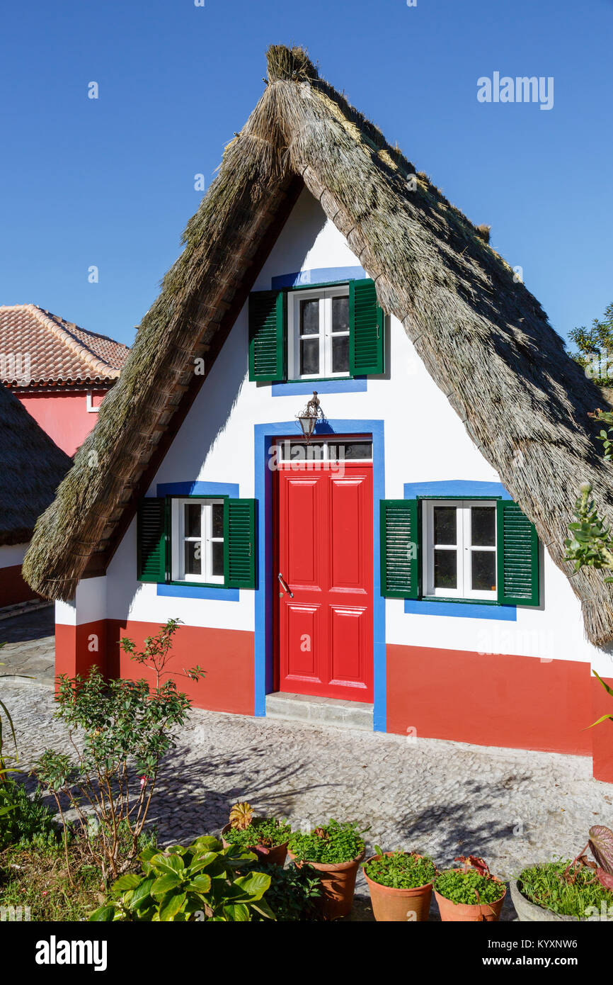 Tradizionali case triangolare (palheiros) a Santana, di Madera Foto Stock