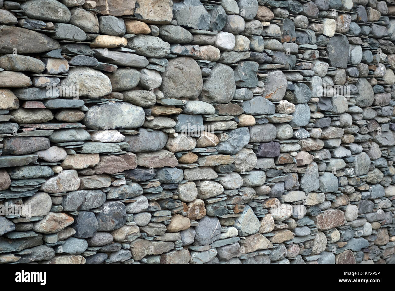 Close up secco del muro di pietra del potente dal serbatoio Hayeswater nel Parco Nazionale del Distretto dei Laghi, Cumbria. Foto Stock