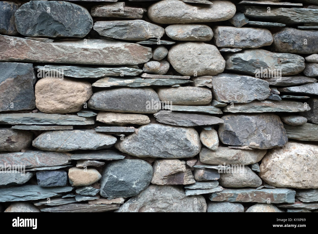 Close up secco del muro di pietra del potente dal serbatoio Hayeswater nel Parco Nazionale del Distretto dei Laghi, Cumbria. Foto Stock