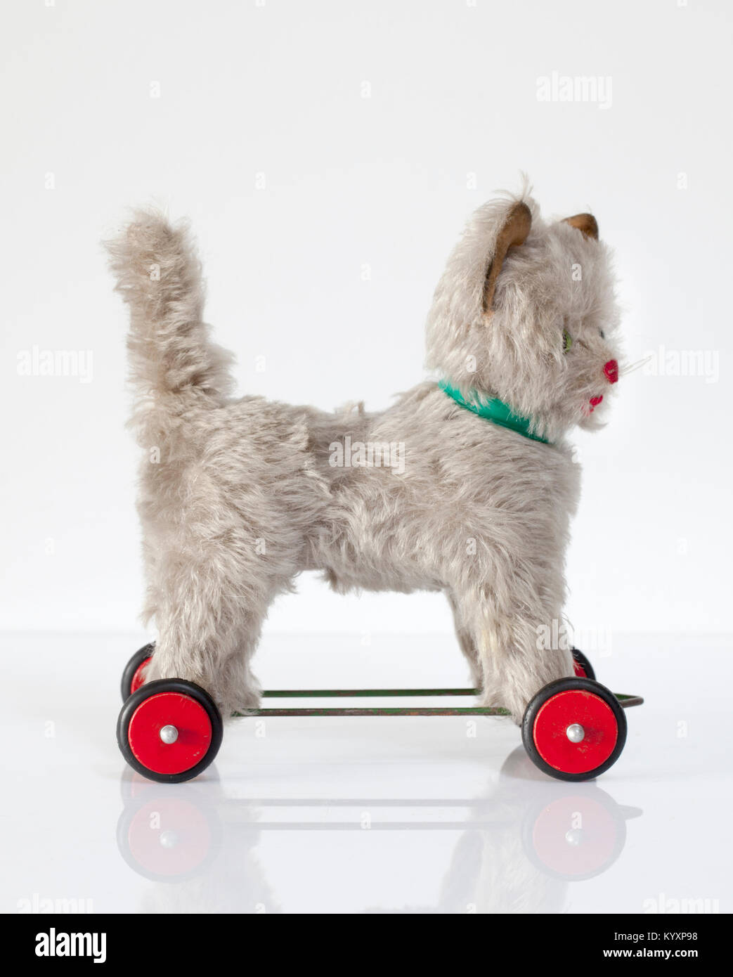 Un Vintage tedesco Hermann marca Mohair gatto giocattolo di peluche su ruote Foto Stock