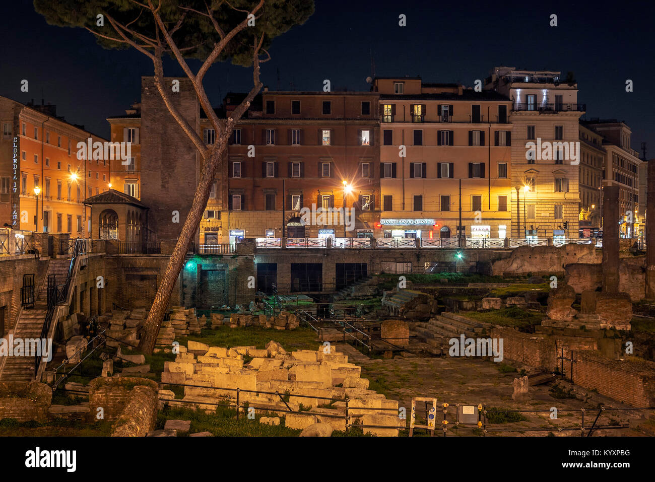 Roma, Italia, 15 febbraio 2017: vista notturna delle antiche rovine romane in Largo di Torre Argentina di Roma Foto Stock