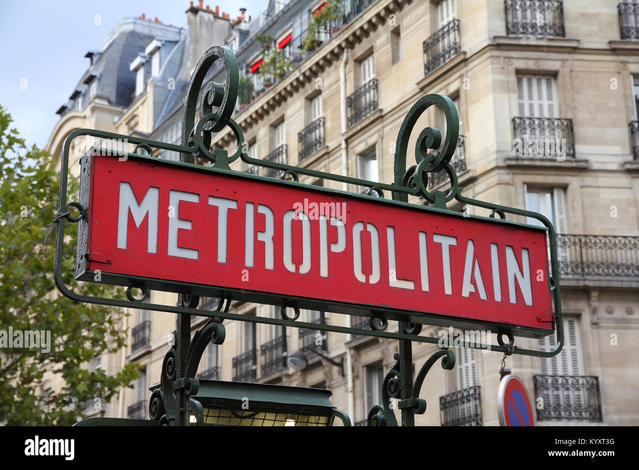 Parigi, Francia - retro stazione della metropolitana segno. Treno della metropolitana entrata. Foto Stock