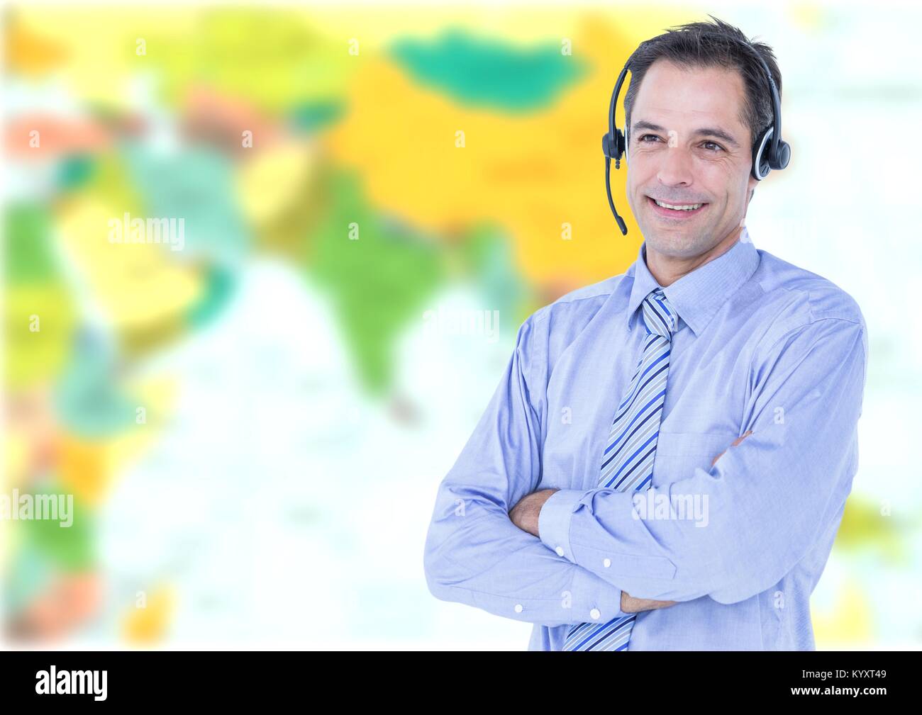 Agente di viaggio uomo che indossa la cuffia nella parte anteriore della mappa del mondo Foto Stock