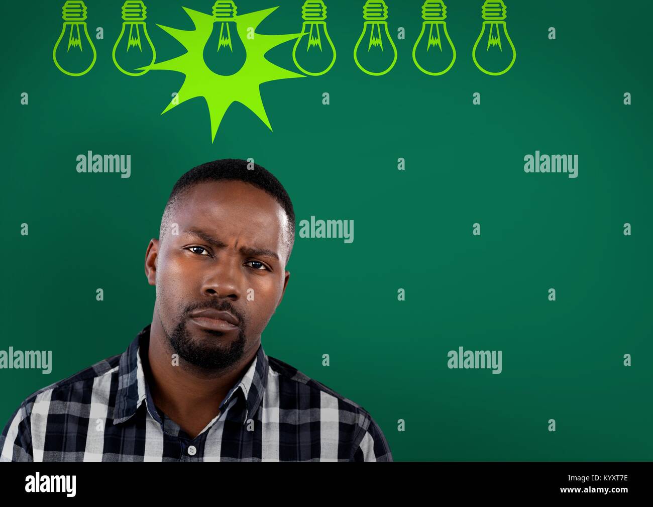 Confuso uomo con lampadine su sfondo verde Foto Stock