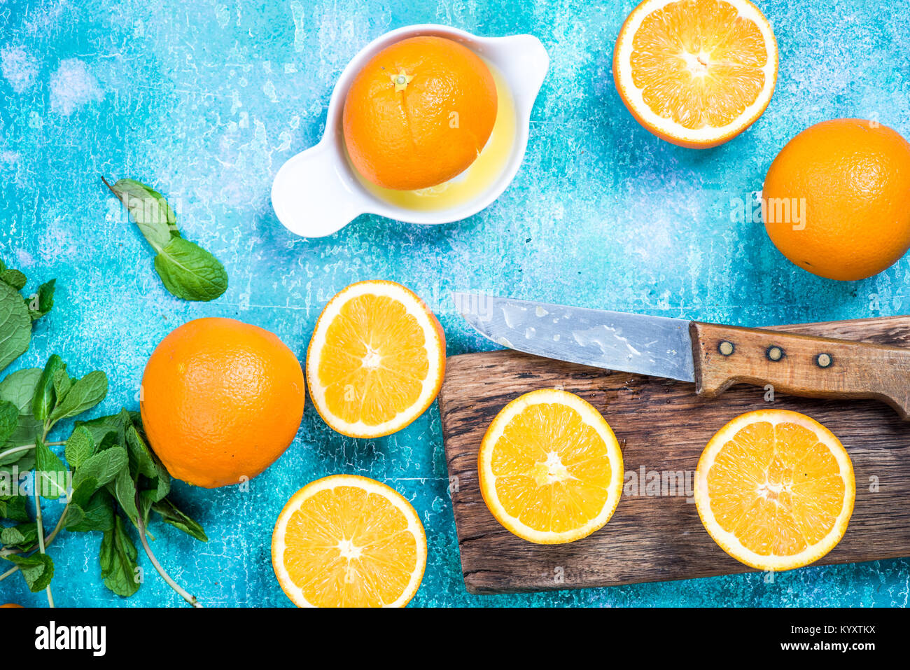 Gli ingredienti per un sano succo di arancia. Foto Stock