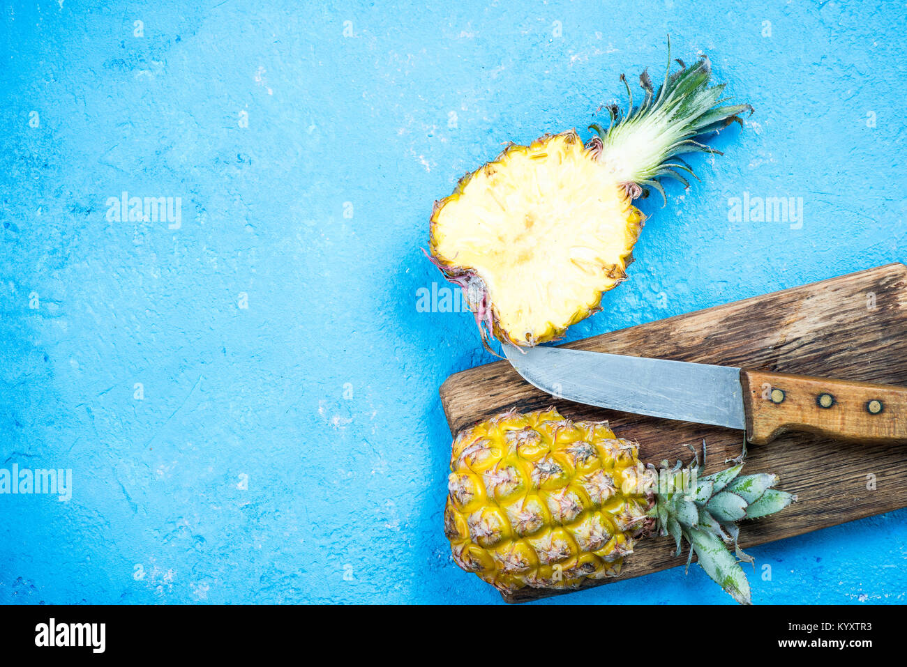 Ananas fresco frutta tagliata a metà, sfondo vivace Foto Stock
