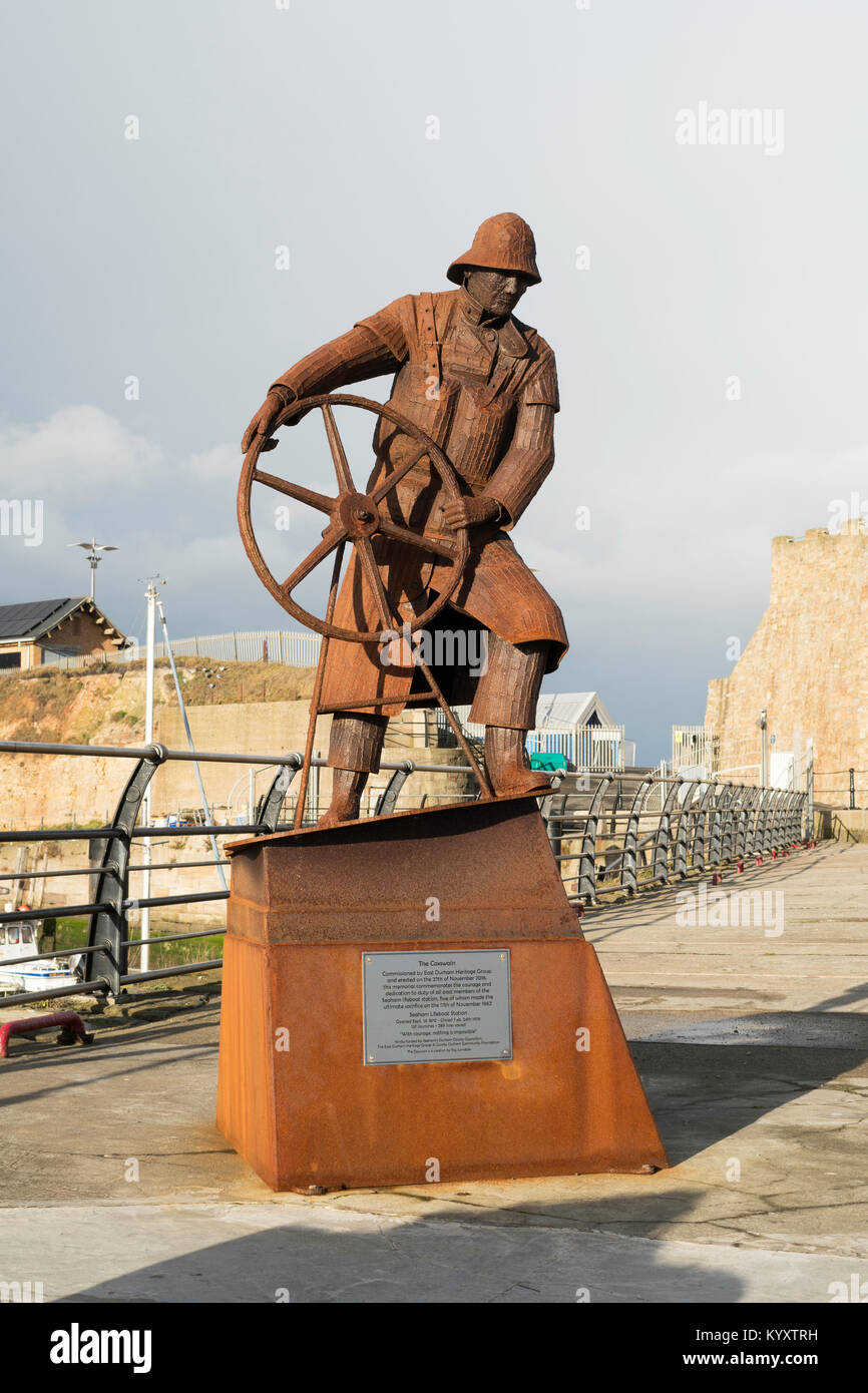 RNLI Memorial in acciaio corten scultura il timoniere da Ray Lonsdale, Seaham Harbour, County Durham, England, Regno Unito Foto Stock