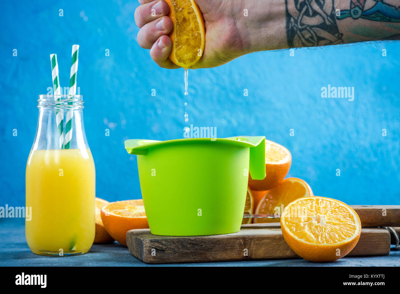 Rendendo la spremuta d'arancia fresca. Foto Stock