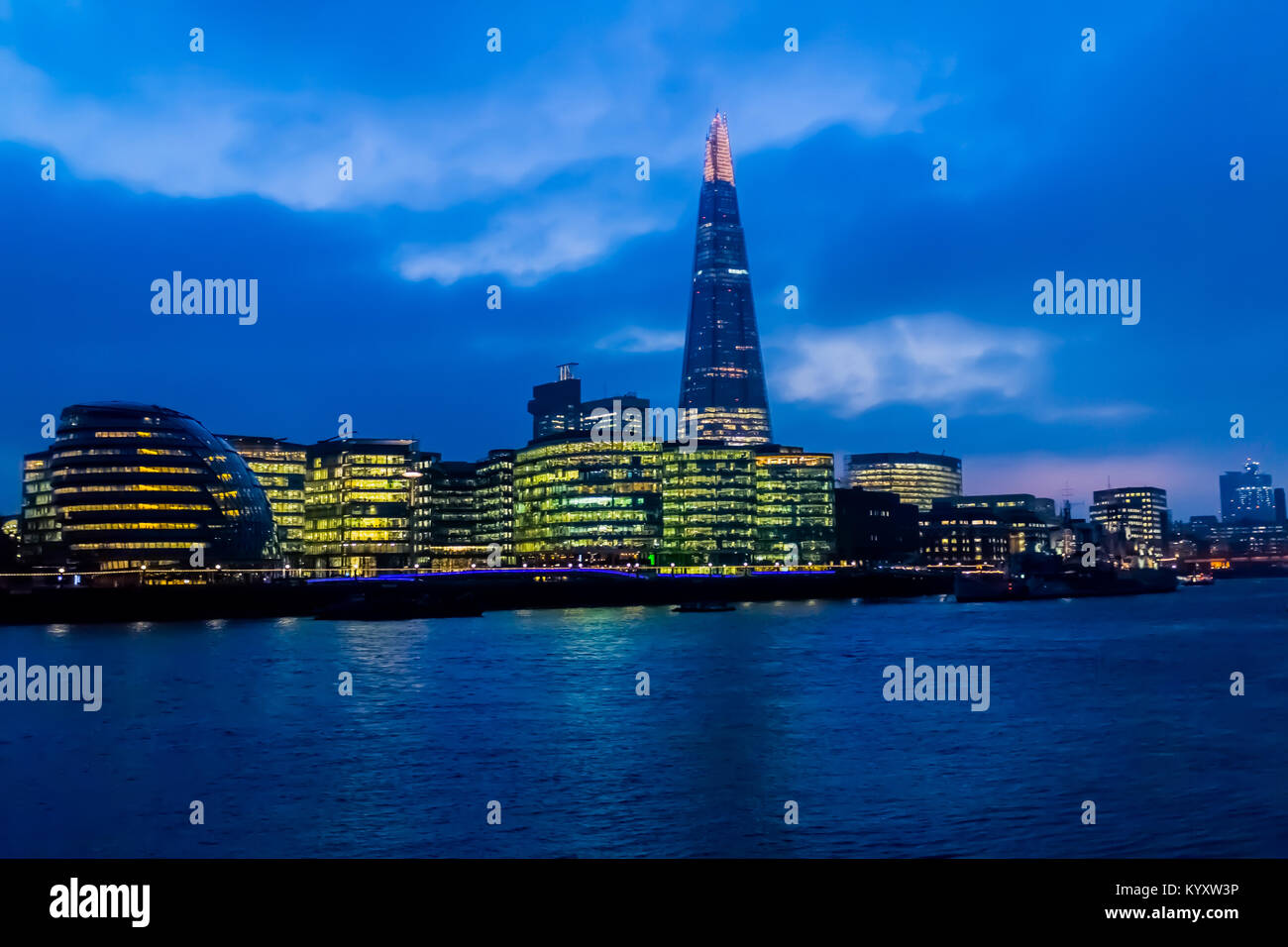 Il municipio e la Shard, Embankment / fiume Thames, London Foto Stock