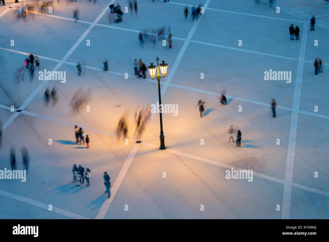 Motion Blur di molte persone su una pubblica piazza al crepuscolo. Vista da sopra Foto Stock