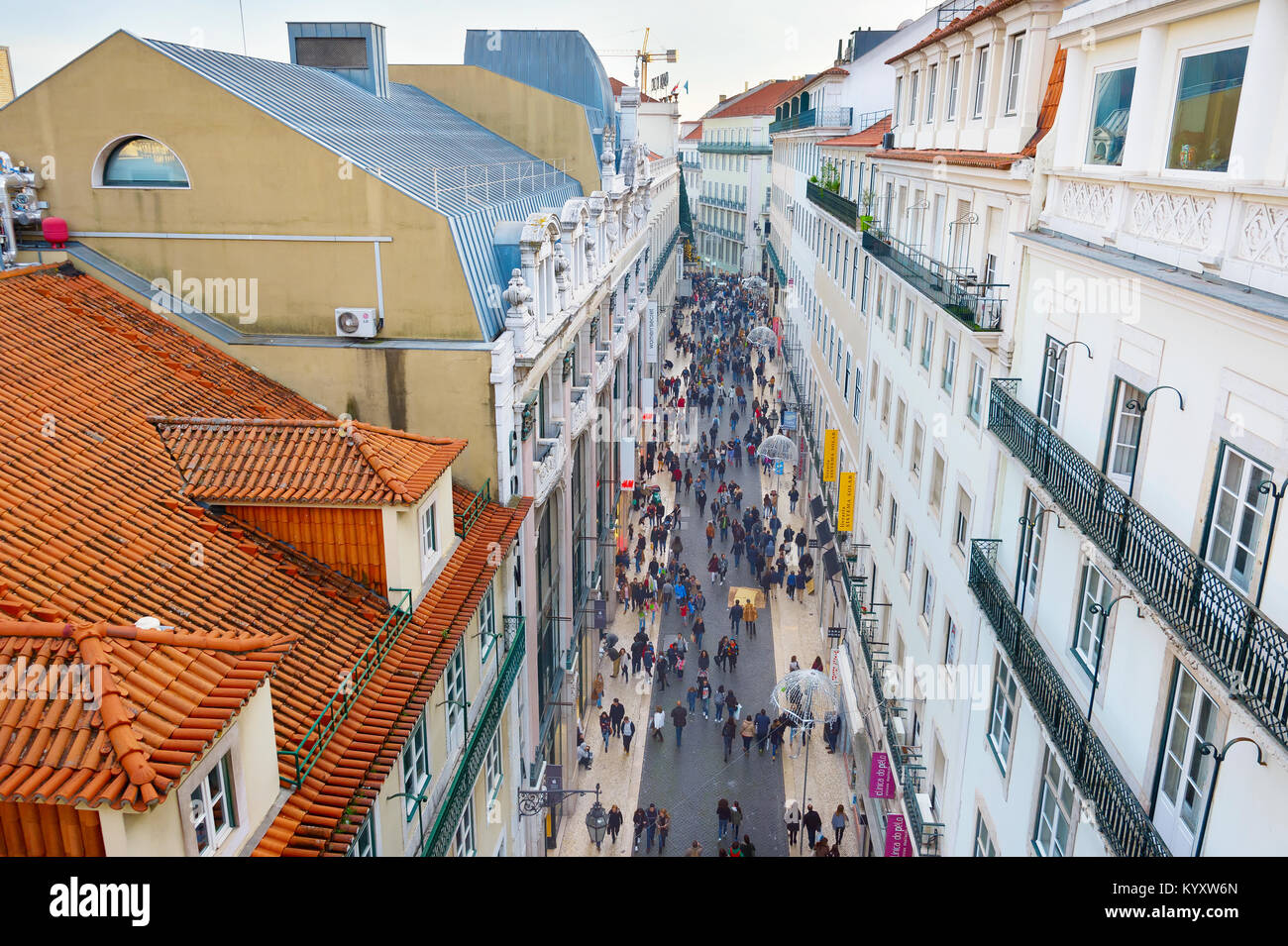 Lisbona, Portogallo - Dicembre 08, 2016: vista dalla cima di Santa Justa Elevator di Rua do Carmo, la strada dello shopping di Lisbona con la gente camminare lungo th Foto Stock